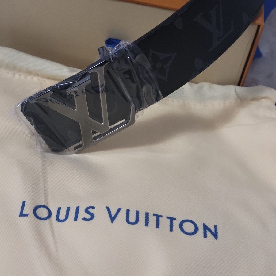 Louis Vuitton Reversible Men's Belt 85/34 for Sale in Diamond Bar, CA -  OfferUp