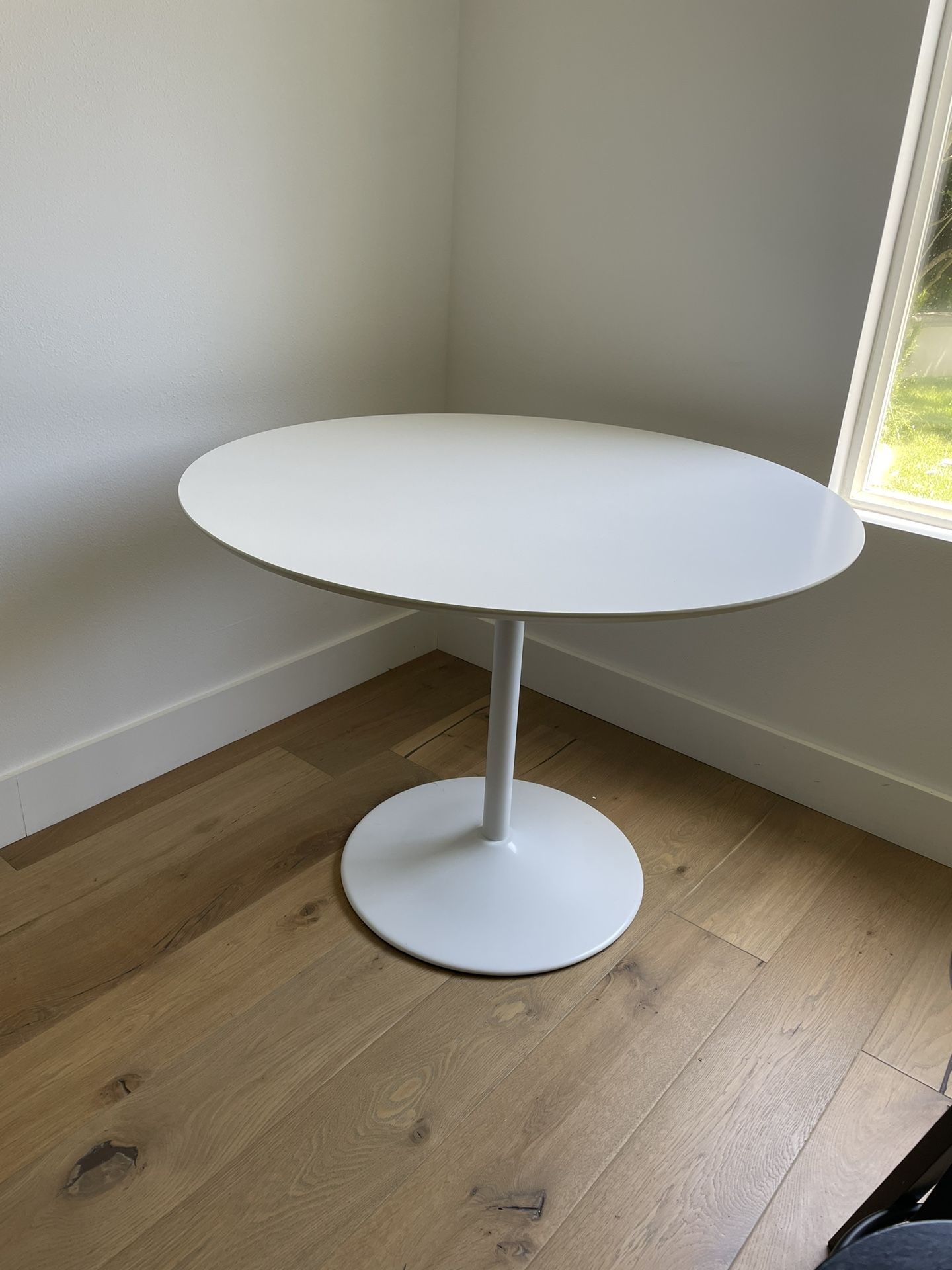 White Miele Pedestal Dining Table