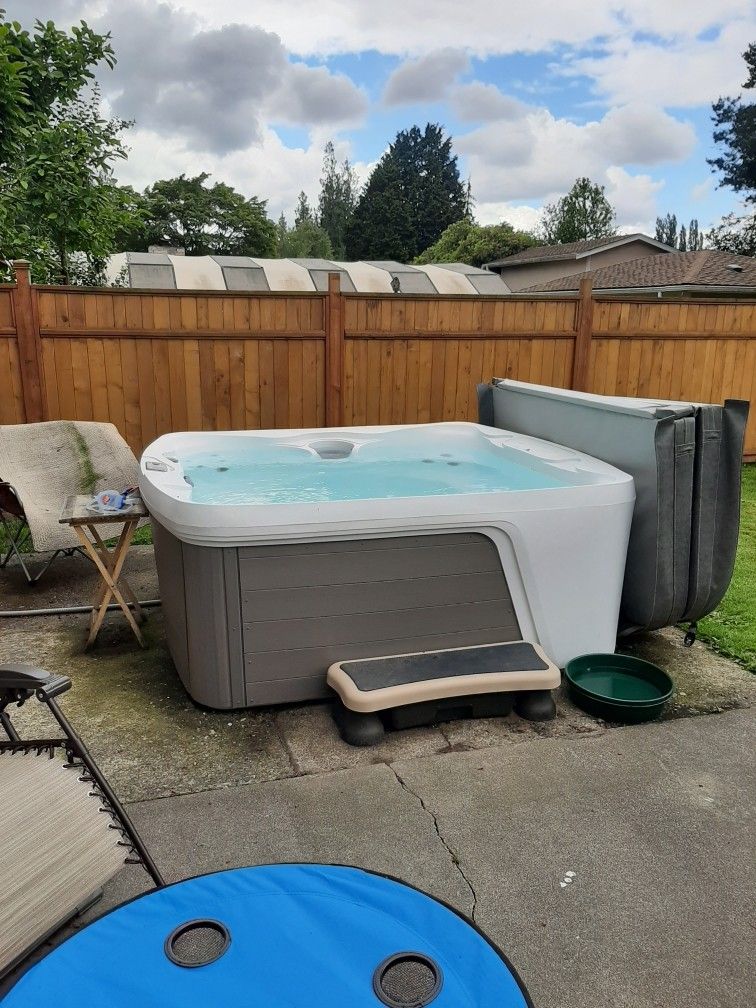 Monterey Premier Hot Tub