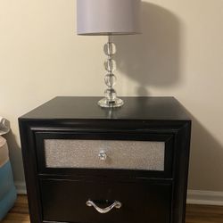 2 nitestands with lamps