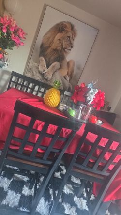 Table  and table  cloth  6 chairs  It could be  bigger
