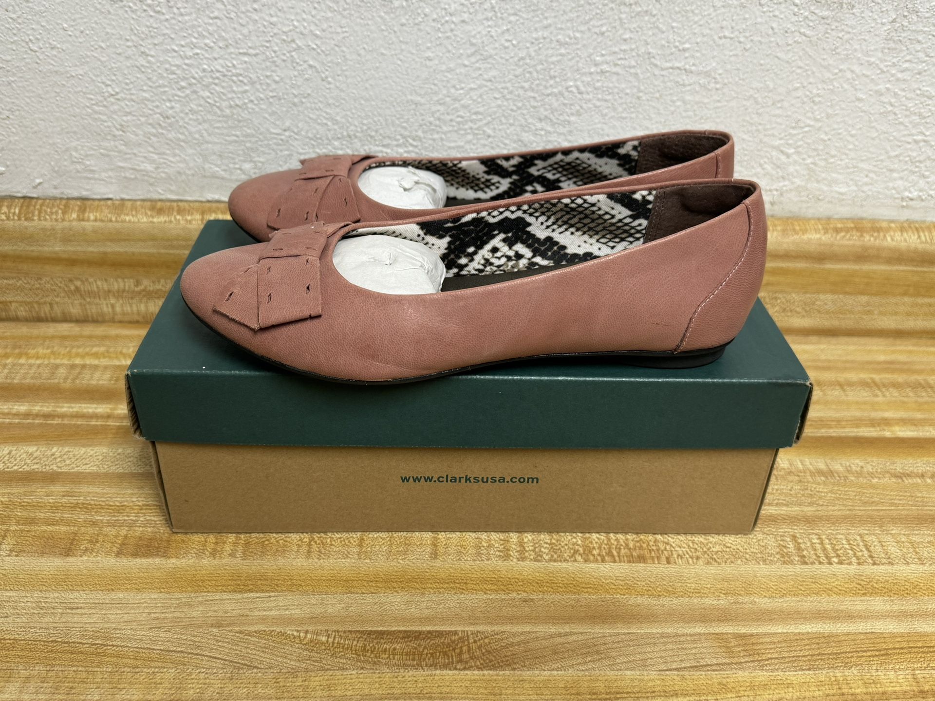 CLARKS WOMEN’S LEATHER SLIP ON FLAT SHOES