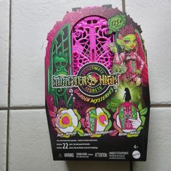 Monster High Skulltimate Secrets Garden Mysteries Playset, Venus McFlytrap Doll with 19+ Surprises