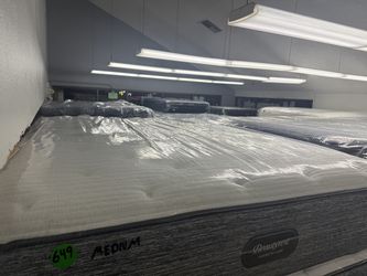 QUEEN SIZE SIMMONS BEAUTYREST HARMONY LUX MATTRESS & BOX SPRING BED SET