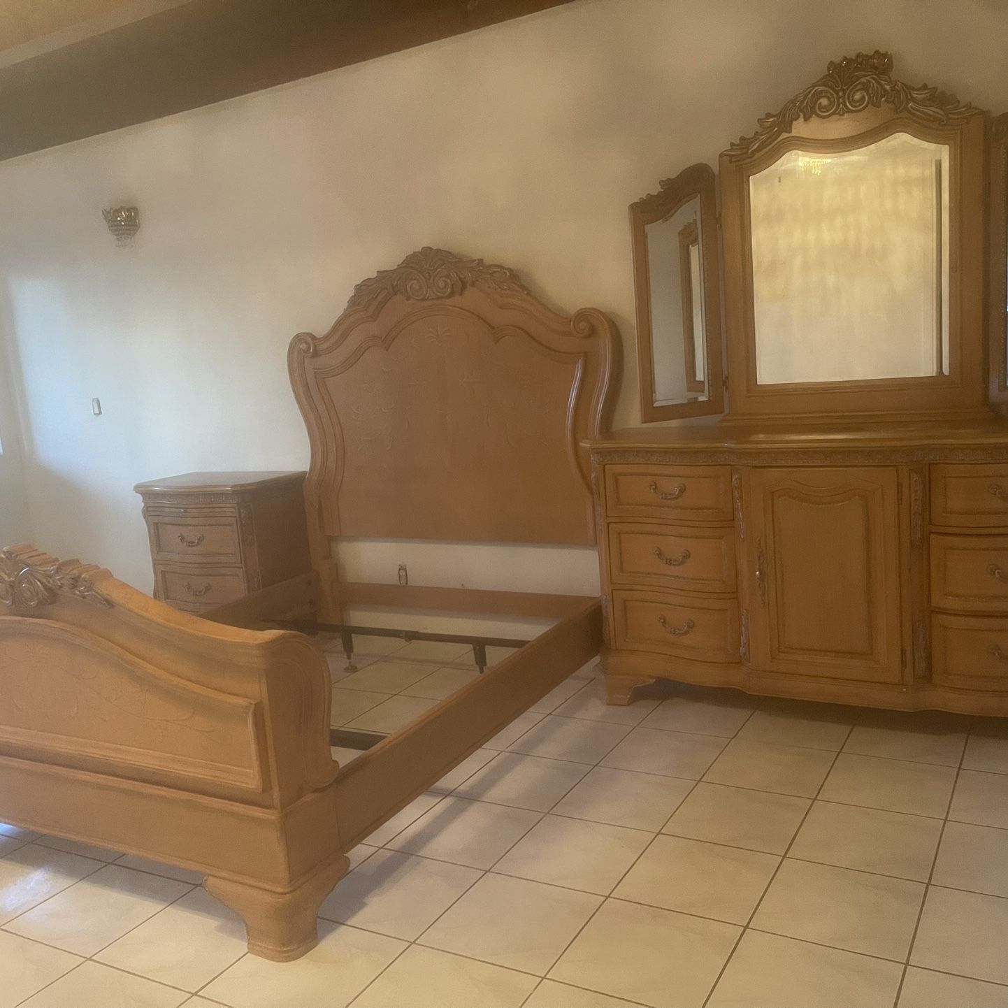 Queen Size Bed Set With Dresser And Night Stand 