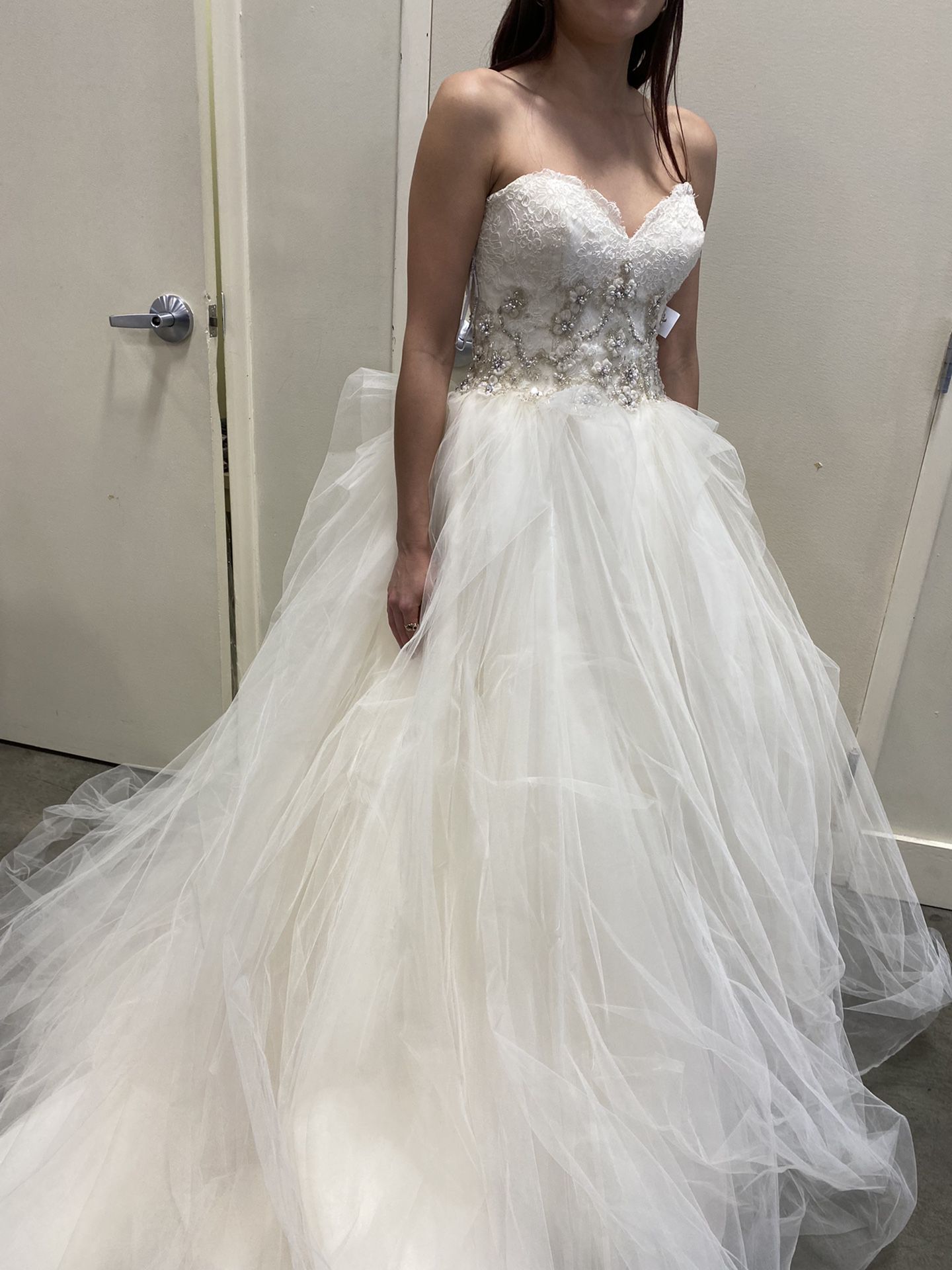 NEW WEDDING DRESS- Maggie Sottero Size 4-6