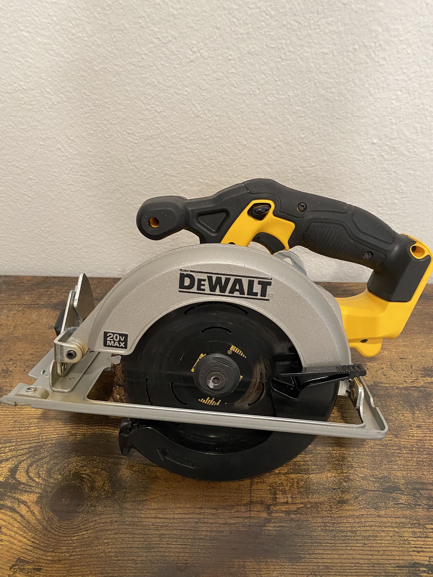 DEWALT - 20V MAX Cordless 6.5 in. Sidewinder Style Circular Saw (Tool Only)