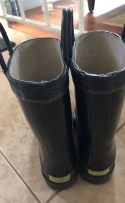 Black rain boots size 11c kids