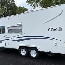 2001 Areo Cub Edition M23 Hybrid 24ft Camper 