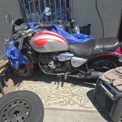 1999 Triumph. 900  Motorcycle 