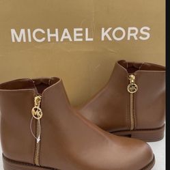 Michael Kors heel ankle boots- Women's - Black/Brown size 8 serious inquiries only  Pick up location in the city of picó Rivera 