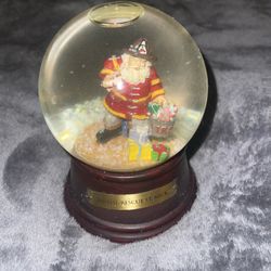 Small Snow Globe With Santa And Gifts Merry Christmas 5.5”