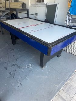 Air hockey table