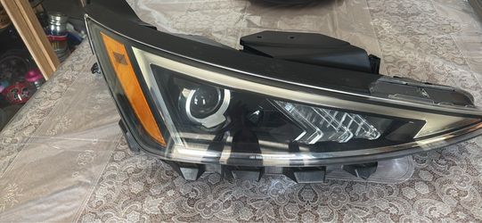 Hyundai Elantra Headlight assembly Passenger side 2019-2020