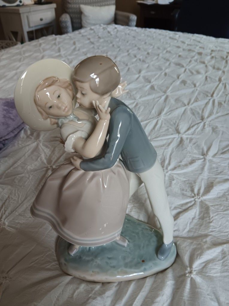 Lladro - Stealing A Kiss