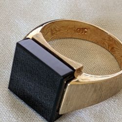 Size 10 Men's 10K Yellow Gold and Onyx Black Ring