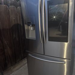 Samsung Refrigerator Works Good