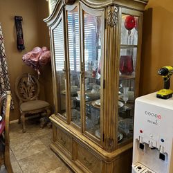 Table 6 Chairs/ China Cabnet