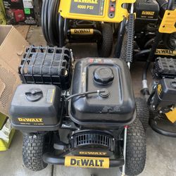 Dewalt 4000 PSI 3.5 GPM Cold Water Gas Pressure Washer with DeWalt 338cc Engine