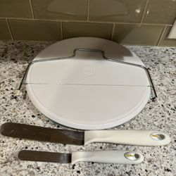 Wilton Cake Decorating Set – Turntable + Leveler + Icing Spatulas (Like New!)