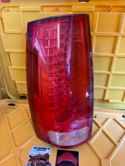 2007 / 2014 gmc Yukon driver side taillight