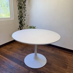 White Tulip round Table 43.5”