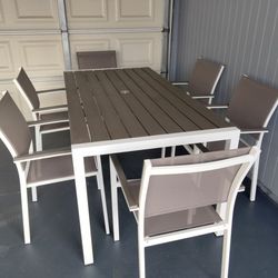 Outdoor patio table with 6 chairs 