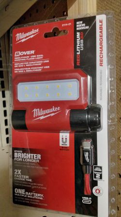 MILWAUKEE REDLITHIUM USB 550L PIVOTING FLOOD LIGHT RECHARGEABLE