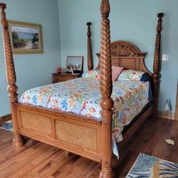 Long Post Queen Size Bedroom Set ( Deliver Available) 
