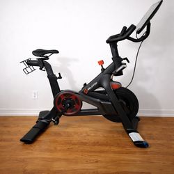 Peloton Bike – Like New | Includes Shoes (Size 38) + Brand New Mat