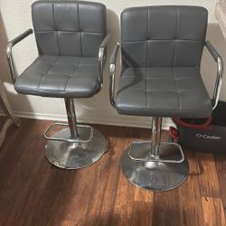 2 bar stools