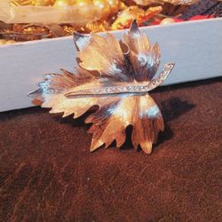Silvertone brushed pin on Maple 🍁 brooc