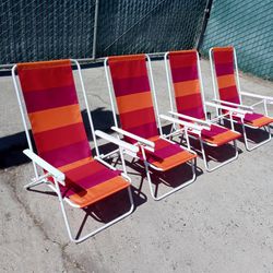 cuatro sillas reclinables para playa
