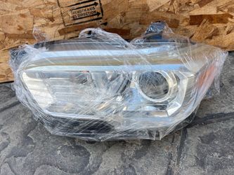 2022 toyota Tacoma driver side headlight $160  Fits any tacoma 2016 to 2023