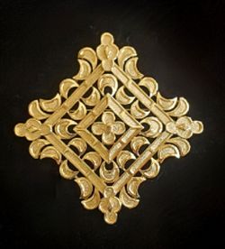 Vintage Crown Trifari Gold Tone Arabesque Square Brooch