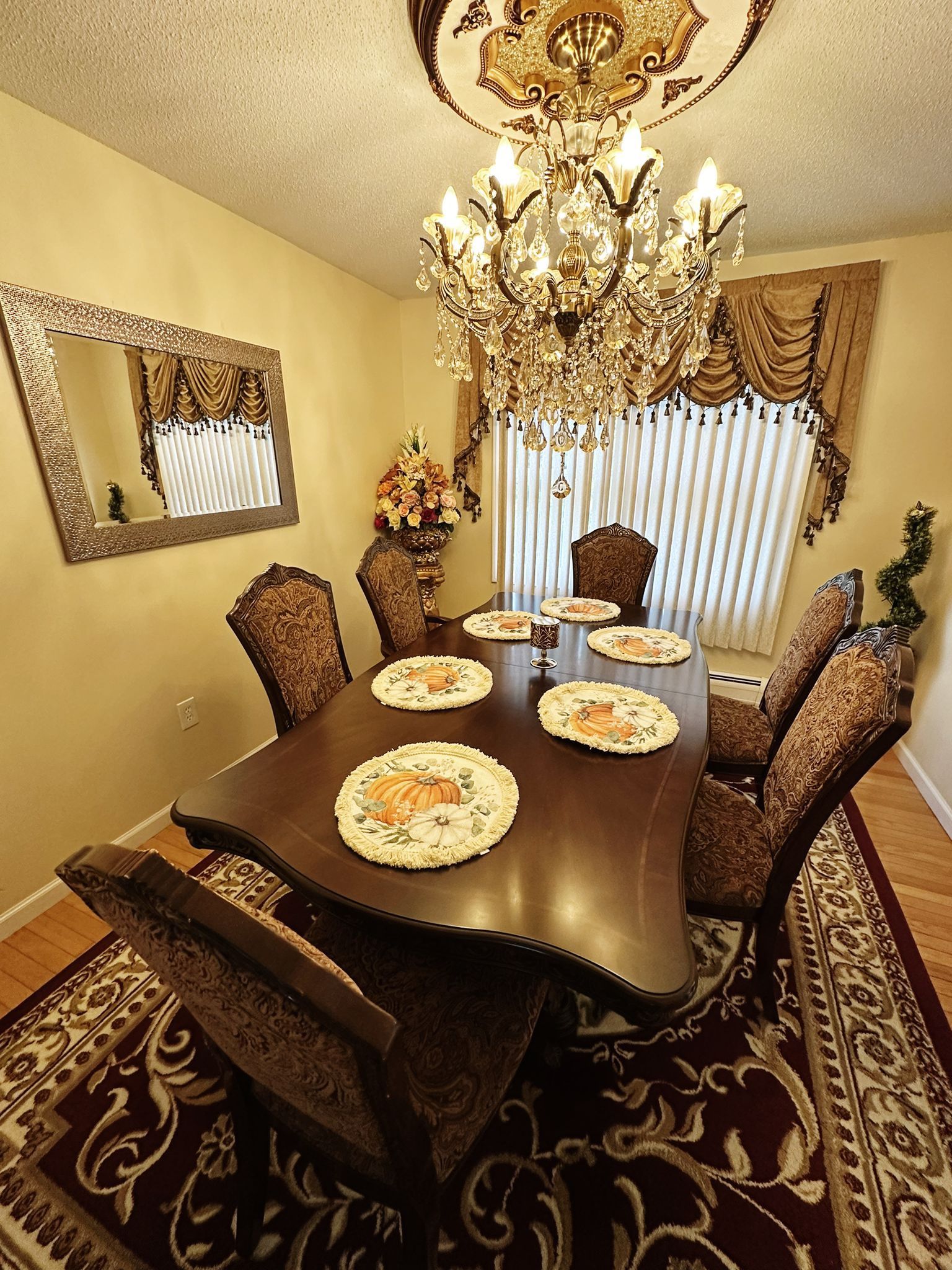 Elegant 7-Piece Expandable Dining Room Set – Excellent Condition