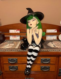 Bella Lux Sitting Witch