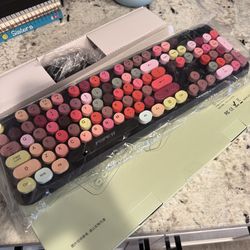 new wireless keyboard ⌨️  “LIPSTICK ‘💄