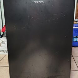 Hisense Mini Fridge 3.3 cu ft – Great Condition
