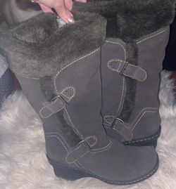 Baretraps Cathy Fur-Lined Women’s Suede Leather Boots with Buckles Size 9M