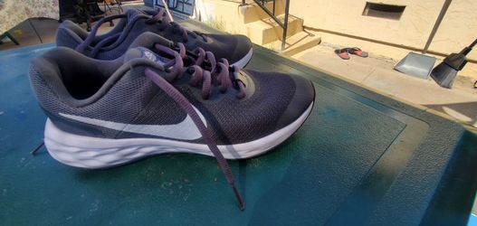 New Nike Grey Boy Shoes. Size 4.5