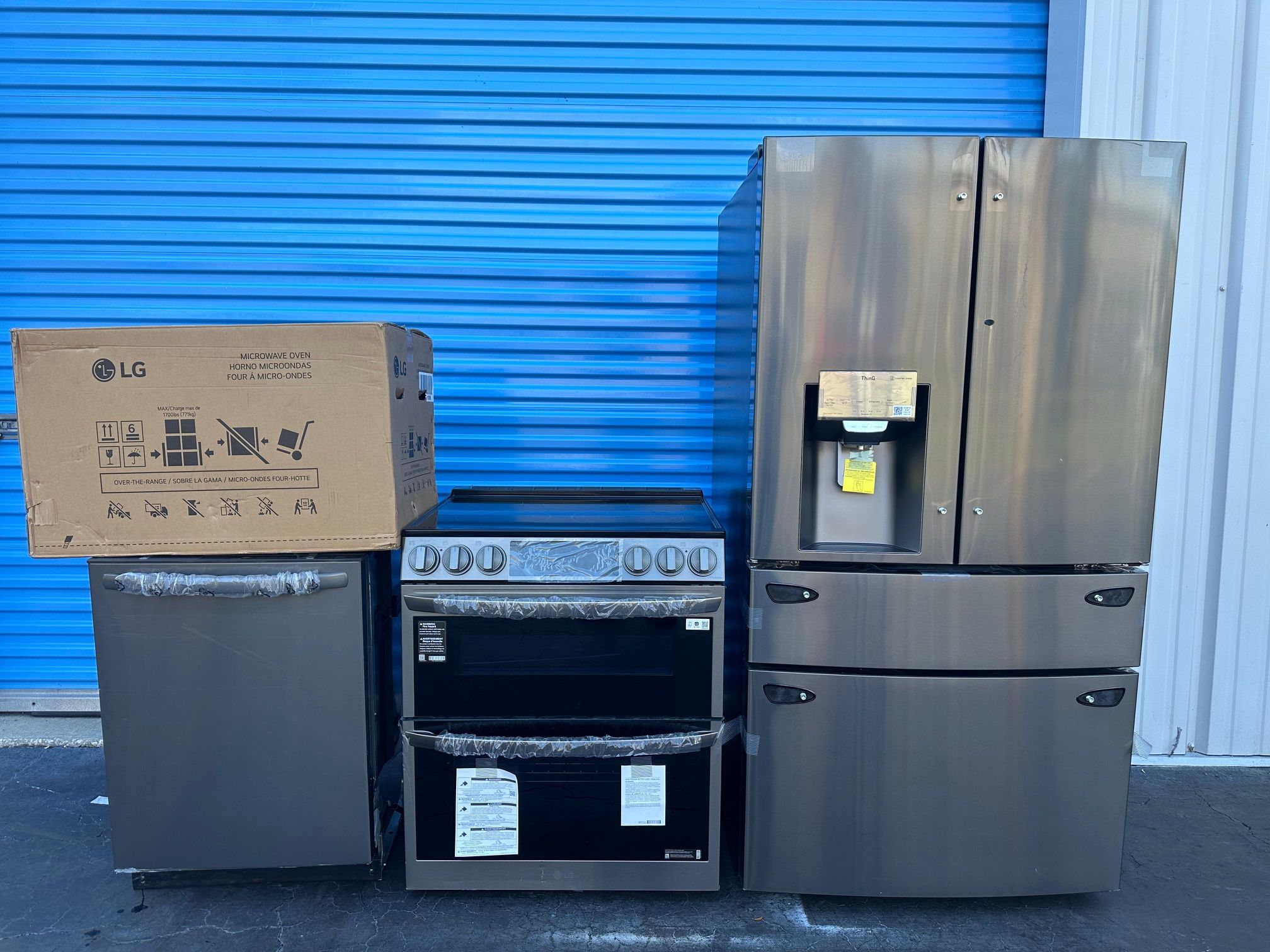 new full kitchen set (COMBO) LG black stainless steel refrigerator, stove, microwave, dishwasher.