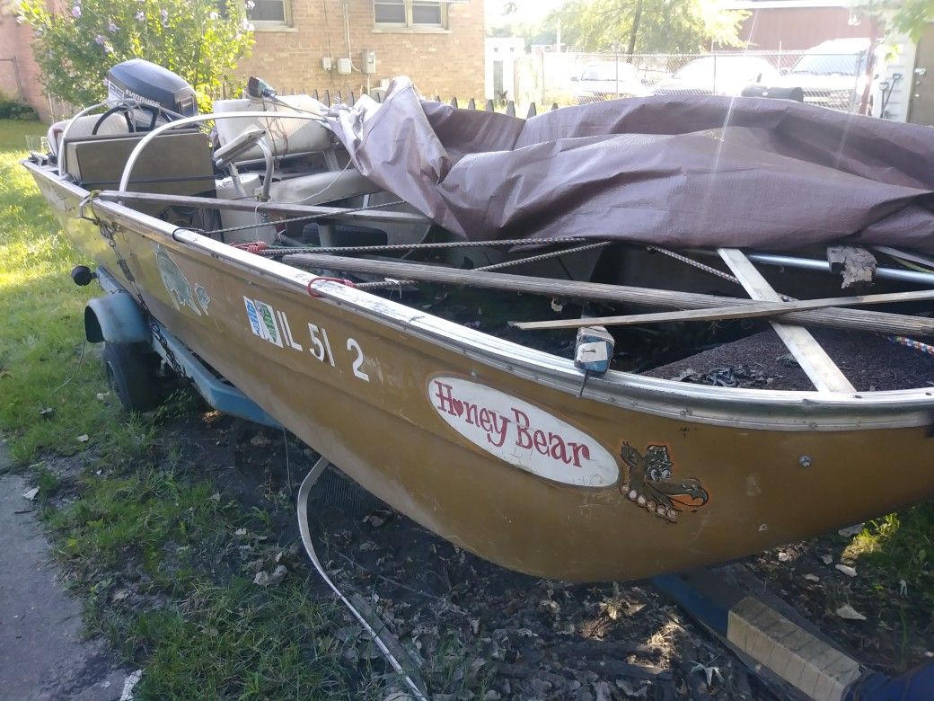 Vintage 1975 Lund 16 ft. bass boat