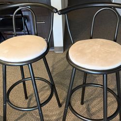 2chairs/Wall Pics +Decor 