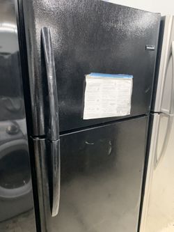 Frigidaire top & bottom in black apartment size