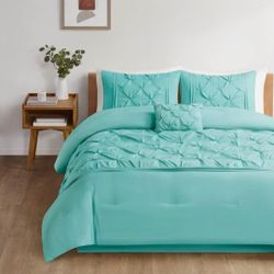 Comfort Spaces Cavoy Comforter Set - Luxe Diamond Tufting, All Season Bedding, Matching Bed Skirt, Decorative Pillows, King, Faux Silk Aqua 5 Piece

5