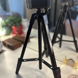Sturdy Adjustable Tripod – Great Condition