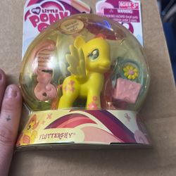 2010 My Little Pony Fluttershy Pegasus Wings Yellow Pink Flowers Hair