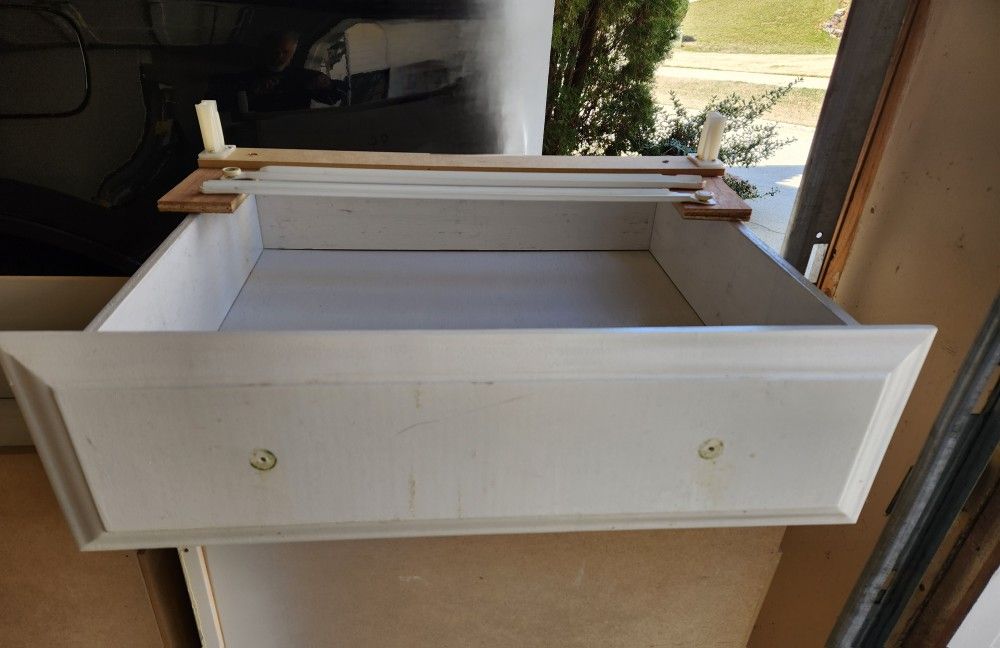 (1)- White solid wood Drawer for kitchen cabinet.
Includes tracks and stops. 24" x 23" x 7".
***** Cash 💸 only, please. Front Door pick-up only