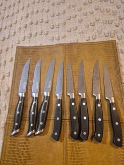 Set of 8 serrated steak kn ives